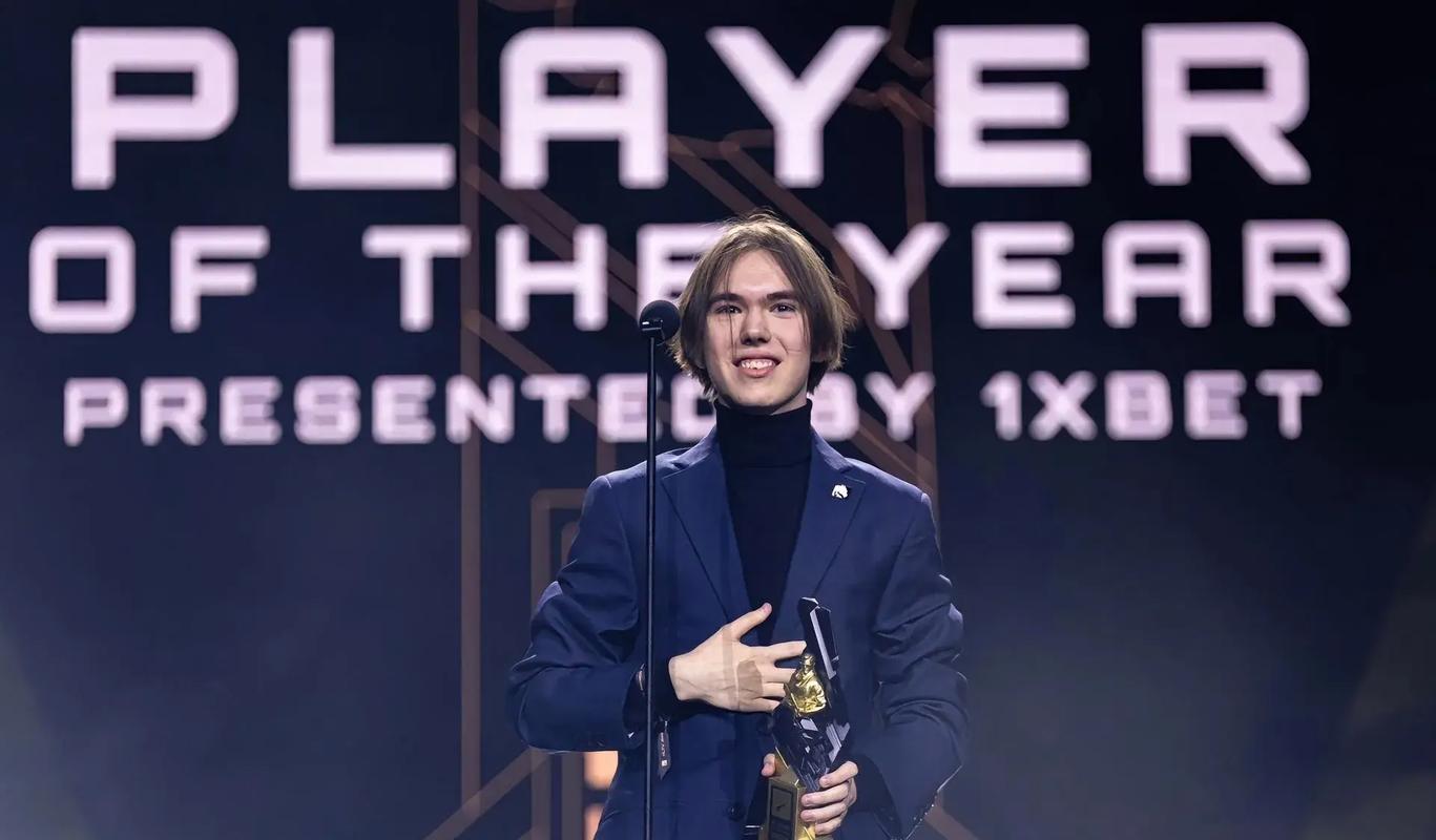 shanks小炮持续重火力压制 AL凶猛攻势24分钟速推JDG赢下首局