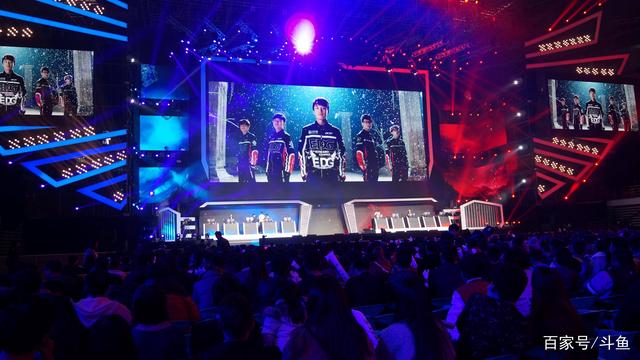 Anyone's Legend 发布了全队的新年祝福视频：在新年的前夕迎接新年，愿金蛇为您带来更多祝福！