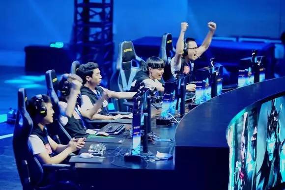 LPL主持余霜晒欧洲杯节目返图：感受到成长真的会很开心